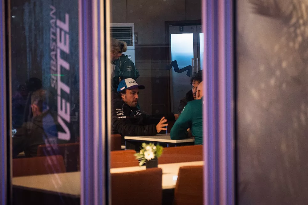 Fernando Alonso, piloto de Alpine, en el hospitality de Aston Martin (su futuro equipo)