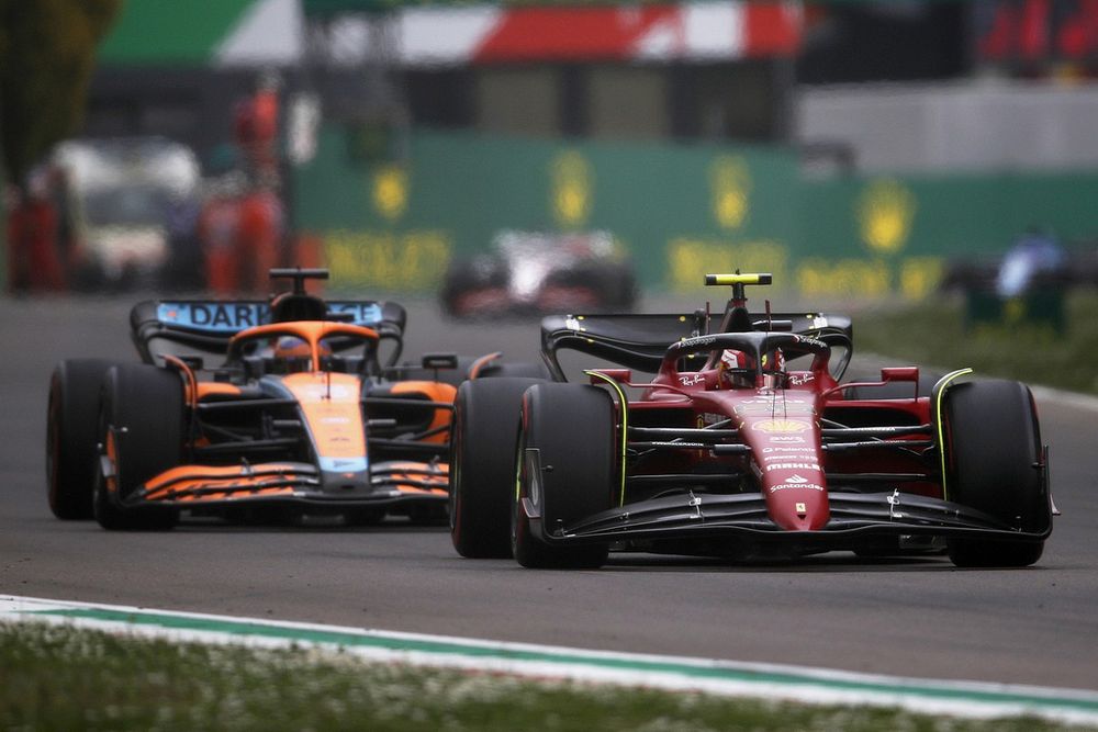 Carlos Sainz Jr., Ferrari F1-75, Daniel Ricciardo, McLaren MCL36