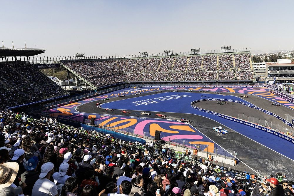 The Safety Car the field through the stadium section