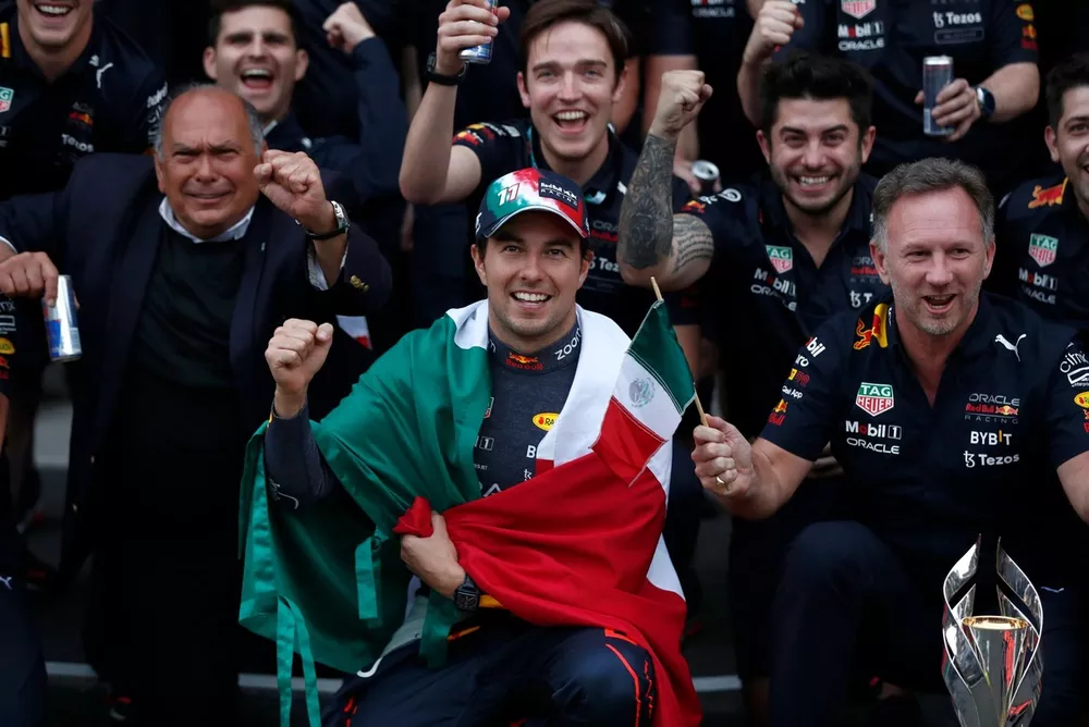 Antonio Perez Garibay, Sergio Perez, Red Bull Racing, 3&ordf; posici&oacute;n, Christian Horner, Team Principal, Red Bull Racing, el equipo Red Bull celebra la victoria