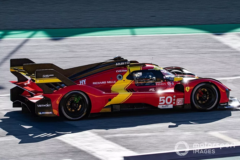 Ferrari Hypercar 499P in pista durante il Ferrari Show