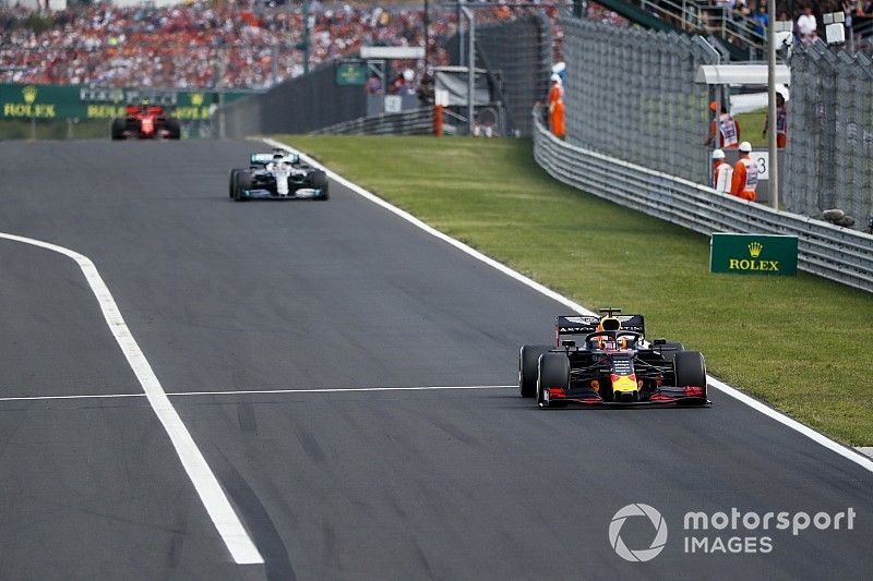 Max Verstappen, Red Bull Racing RB15, y Lewis Hamilton, Mercedes AMG F1 W10