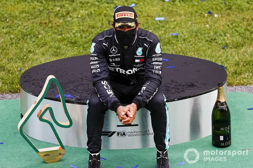 Race winner Lewis Hamilton, Mercedes-AMG Petronas F1 on the podium with the trophy and the champagne