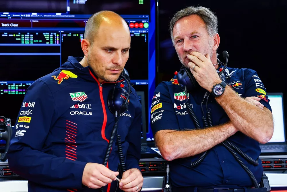Christian Horner, director del equipo Red Bull Racing, habla con el ingeniero de carreras Gianpiero Lambiase.