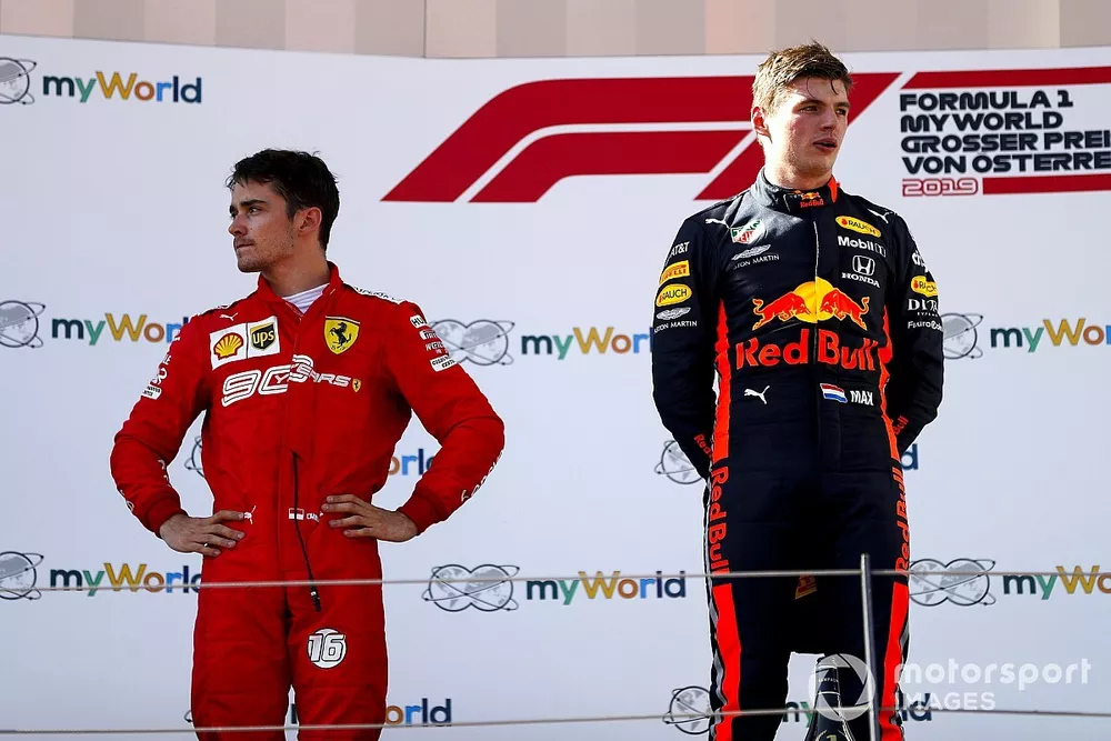 Charles Leclerc, Ferrari, et le vainqueur Max Verstappen, Red Bull Racing, sur le podium