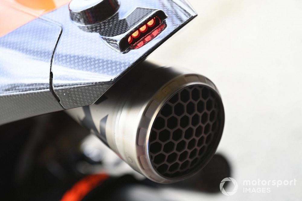 Detalle del escape de la moto KTM Tech3