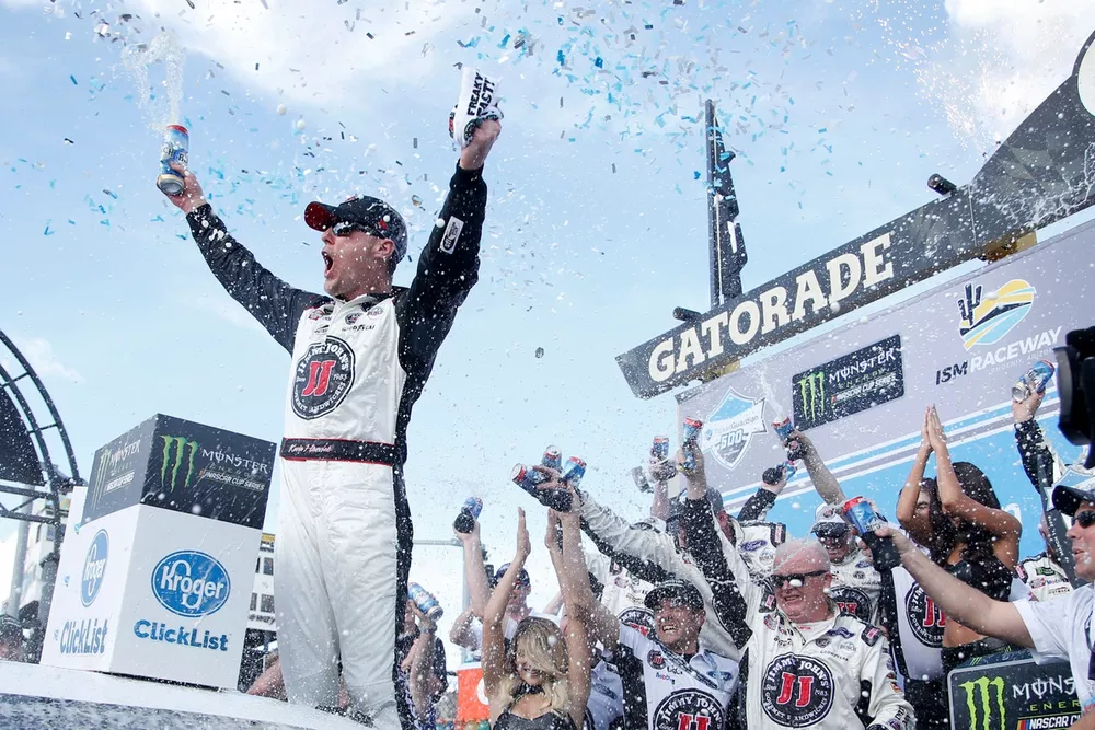 Race winner Kevin Harvick, Stewart-Haas Racing, Ford Fusion Jimmy John's