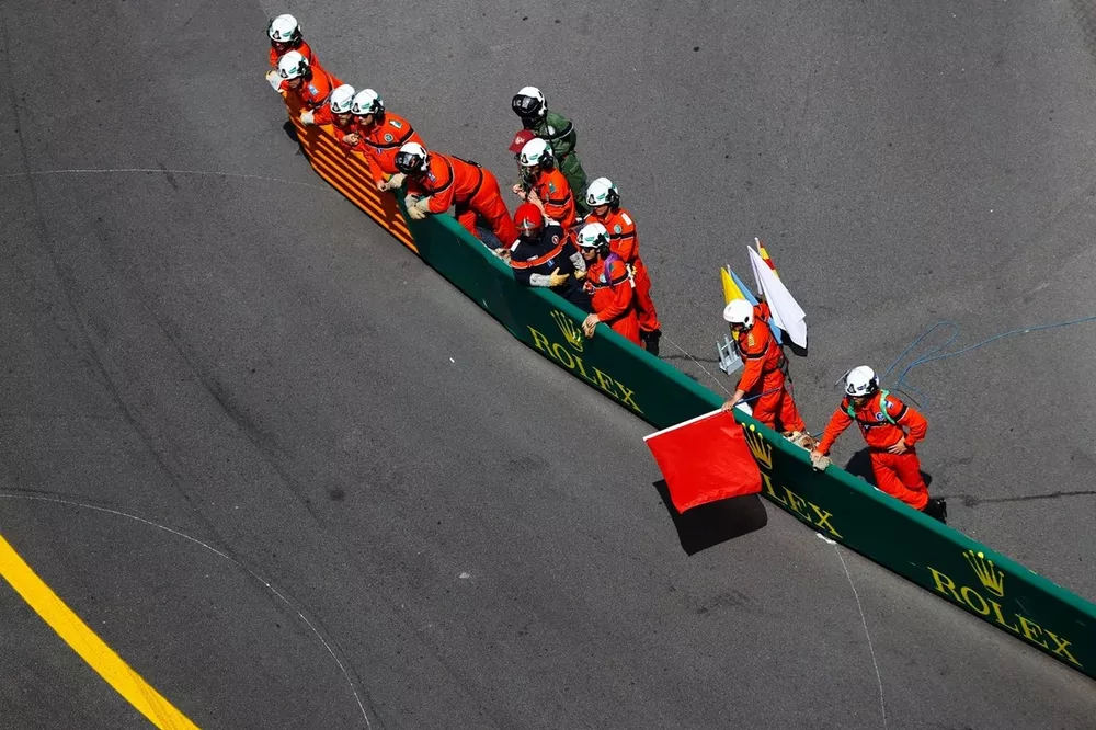 Banderas rojas tras el accidente en la primera vuelta