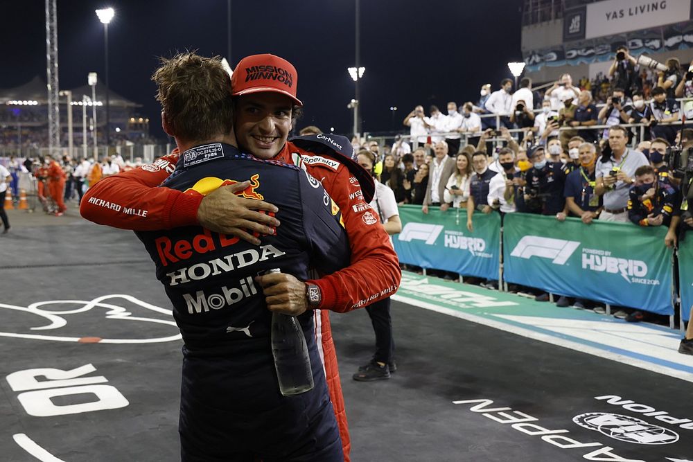 Max Verstappen, Red Bull Racing, es felicitado por Carlos Sainz Jr., Ferrari, en el Parc Ferme