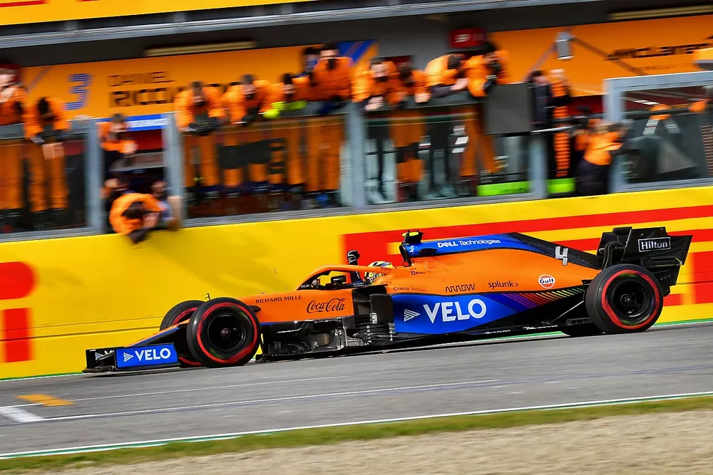 Lando Norris, McLaren MCL35M, 3ª posición, cruza la línea de meta entre los vítores de su equipo