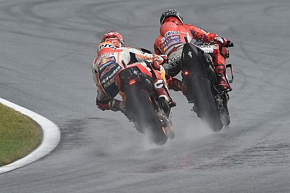 Гонщики MotoGP вновь не смогли улучшить время круга из-за мокрой трассы в третьей тренировке