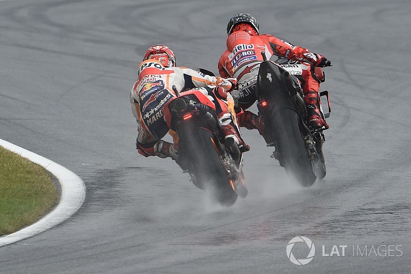 Гонщики MotoGP вновь не смогли улучшить время круга из-за мокрой трассы в третьей тренировке
