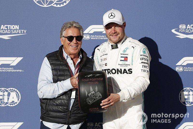 Mario Andretti presents the Pirelli pole position award to Valtteri Bottas, Mercedes AMG