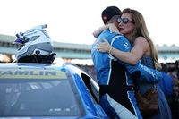 Larson, comprensivo con Hamlin tras el cruel final de la NASCAR
