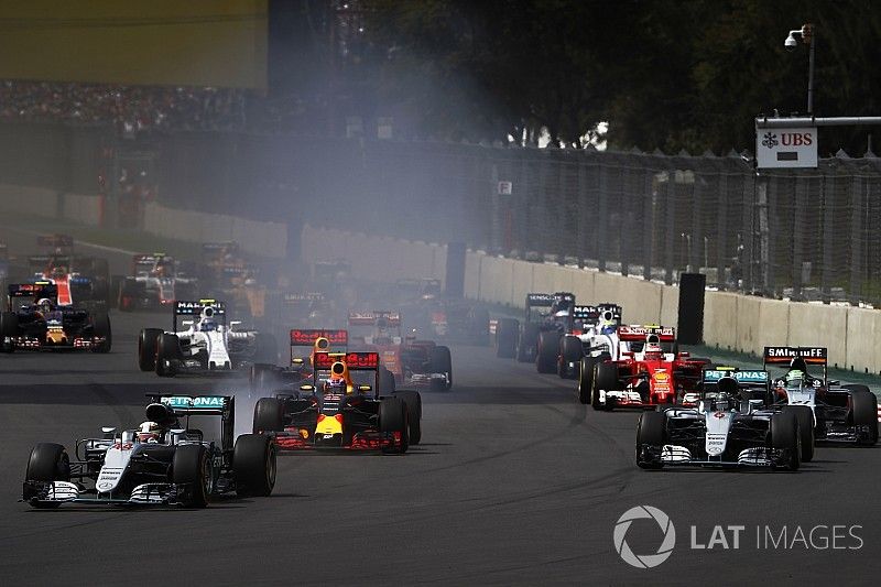 Lewis Hamilton, Mercedes F1 W07 Hybrid, Nico Rosberg, Mercedes F1 W07 Hybrid, Max Verstappen, Red Bull Racing RB12 TAG Heuer, Nico Hulkenberg, Force India VJM09 Mercedes, Kimi Raikkonen, Ferrari SF16-H en la arrancada