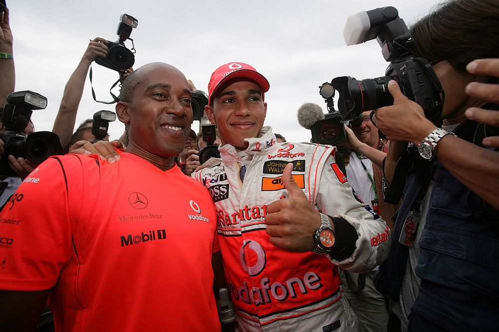 Winner Lewis Hamilton, McLaren MP4-22 celebrates with father Anthony