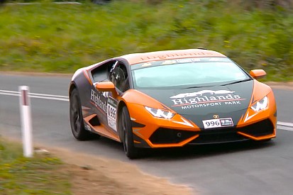 Video: Waaghals rijdt Lamborghini Huracan op haar na total loss