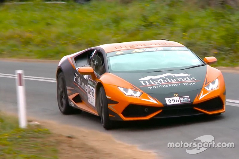Video: Waaghals rijdt Lamborghini Huracan op haar na total loss