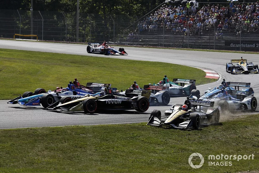 Takuma Sato, Rahal Letterman Lanigan Racing Honda, Marcus Ericsson, Arrow Schmidt Peterson Motorsports Honda, James Hinchcliffe, Arrow Schmidt Peterson Motorsports Honda, incidente alla partenza