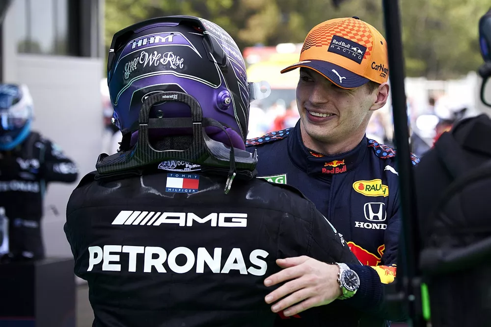 Lewis Hamilton, Mercedes, vainqueur et Max Verstappen, Red Bull Racing, 2ᵉ, se f&eacute;licitent dans le parc ferm&eacute;
