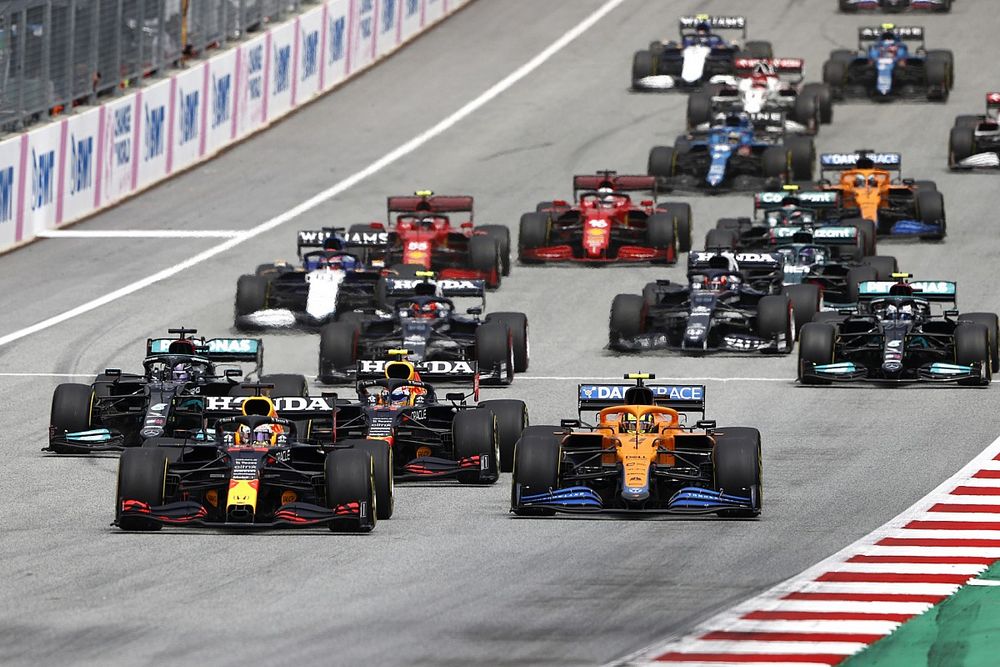 Max Verstappen, Red Bull Racing RB16B, Lando Norris, McLaren MCL35M, Sergio Perez, Red Bull Racing RB16B, Lewis Hamilton, Mercedes W12, Valtteri Bottas, Mercedes W12, Pierre Gasly, AlphaTauri AT02, and the rest of the field at the start