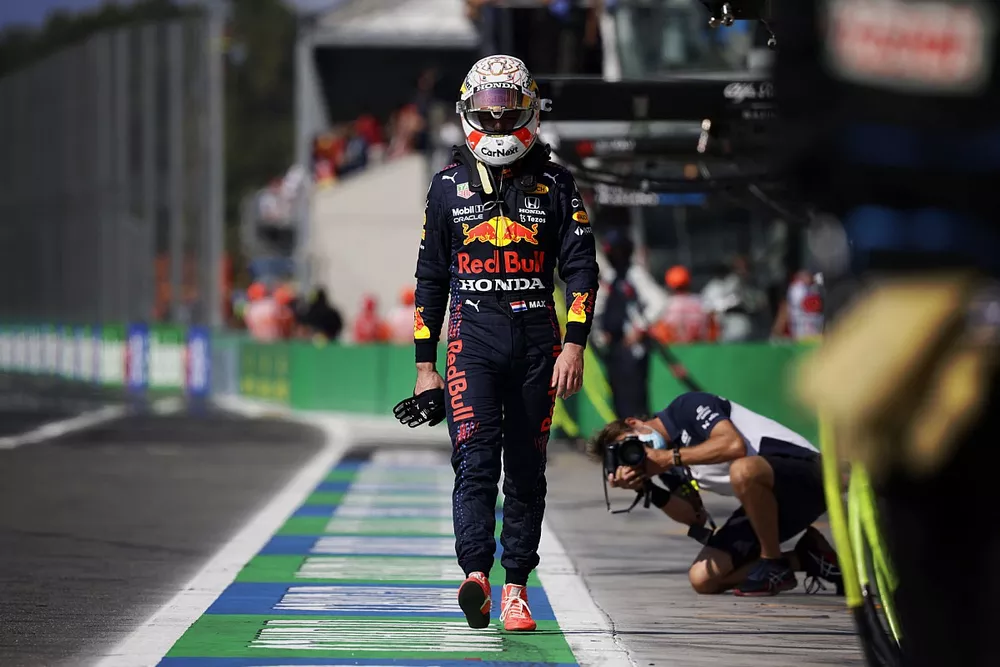 Un abatido Max Verstappen, de Red Bull Racing, regresa a boxes tras chocar con Lewis Hamilton, de Mercedes