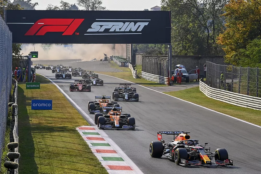 Max Verstappen, Red Bull Racing RB16B, Daniel Ricciardo, McLaren MCL35M, et Lando Norris, McLaren MCL35M