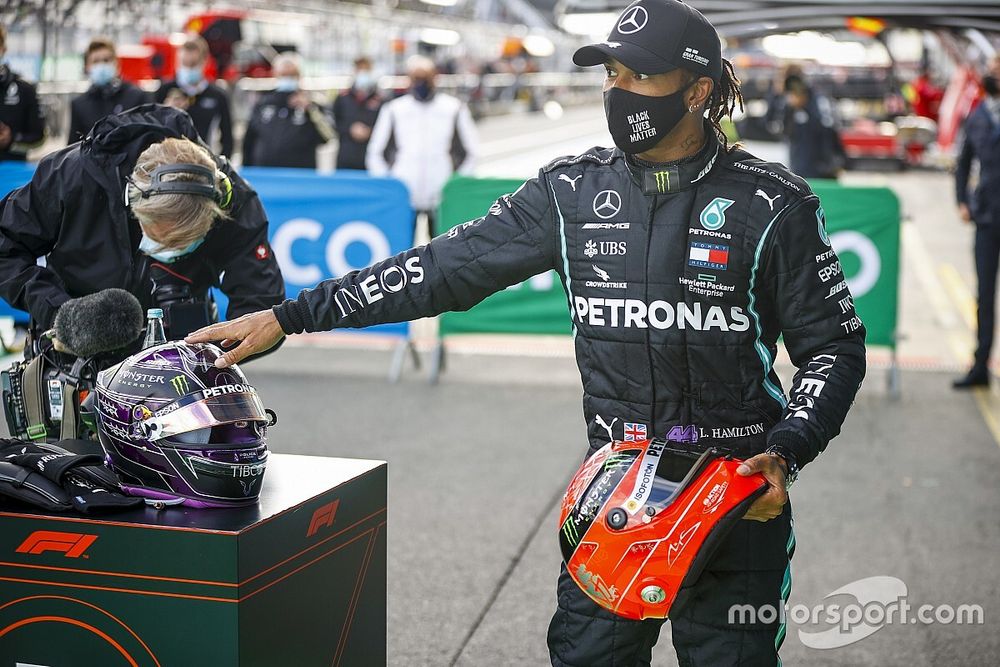Podio: ganador Lewis Hamilton, Mercedes-AMG Petronas F1, con el casco de Michael Schumacher de 20212