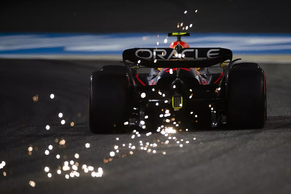 Salen chispas del coche de Sergio P&eacute;rez, Red Bull Racing RB18