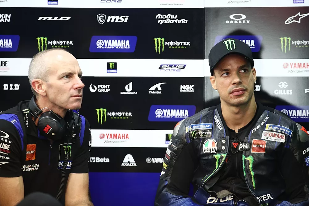 Franco Morbidelli, Yamaha Factory Racing, et Patrick Primmer, chef m&eacute;canicien