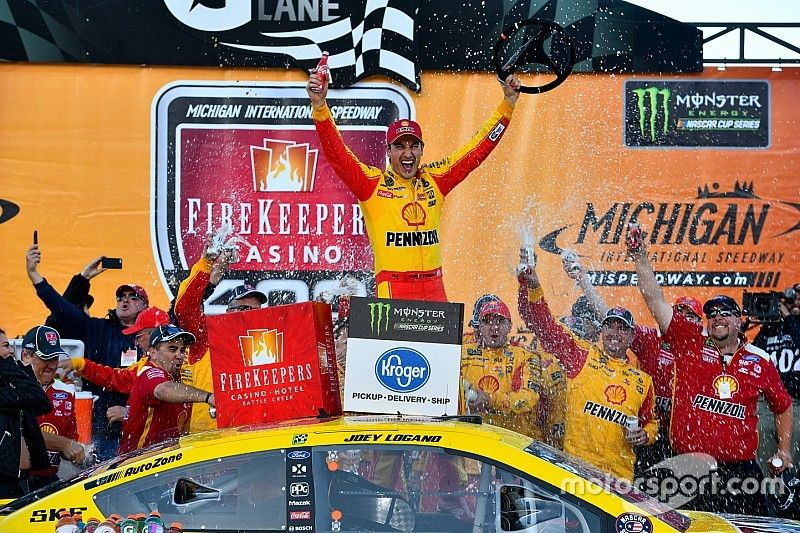 Race Winner Joey Logano, Team Penske, Ford Mustang Shell Pennzoil