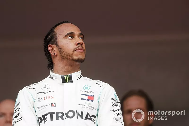 Le vainqueur Lewis Hamilton, Mercedes AMG F1 sur le podium 