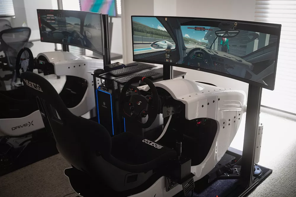Racing Simulator, Drive-X at HC GALLERY Simulator Room