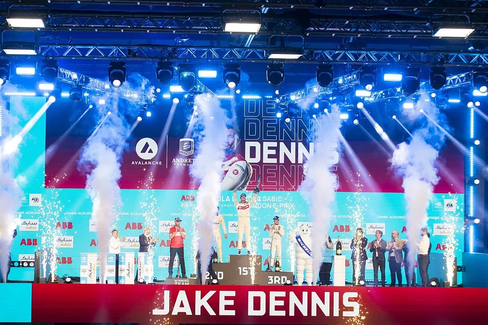 Podio: Ganador de la carrera Jake Dennis, Andretti Motorsport, segundo lugar Stoffel Vandoorne, Mercedes-Benz EQ, tercer lugar Nyck de Vries