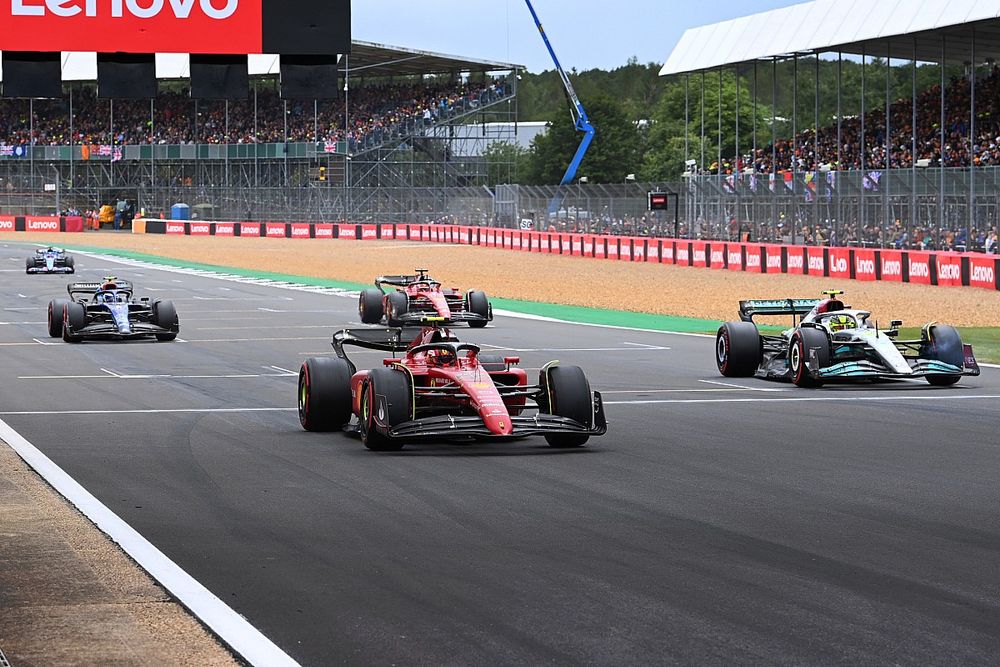 Carlos Sainz, Ferrari F1-75, Lewis Hamilton, Mercedes W13, Charles Leclerc, Ferrari F1-75, Nicholas Latifi, Williams FW44, practican sus procedimientos de salida al final de la FP3