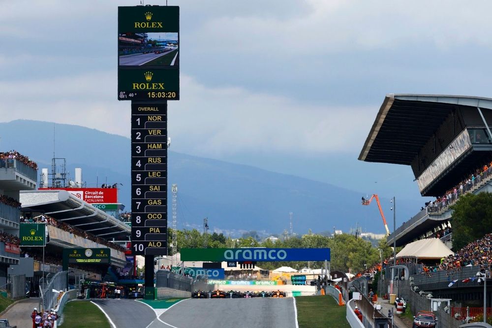 Race start - Lando Norris, McLaren MCL38, Max Verstappen, Red Bull Racing RB20, George Russell, Mercedes F1 W15 battle for the lead