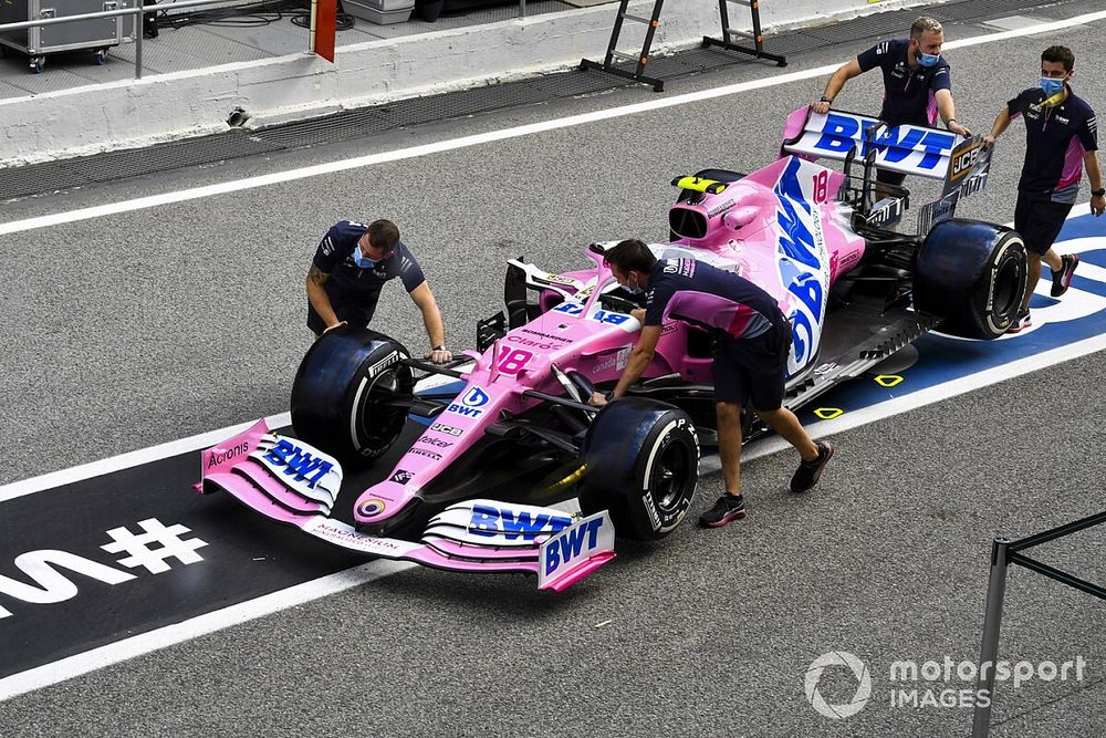 El monoplaza de Lance Stroll, Racing Point RP20 siendo empujado en el pit lane