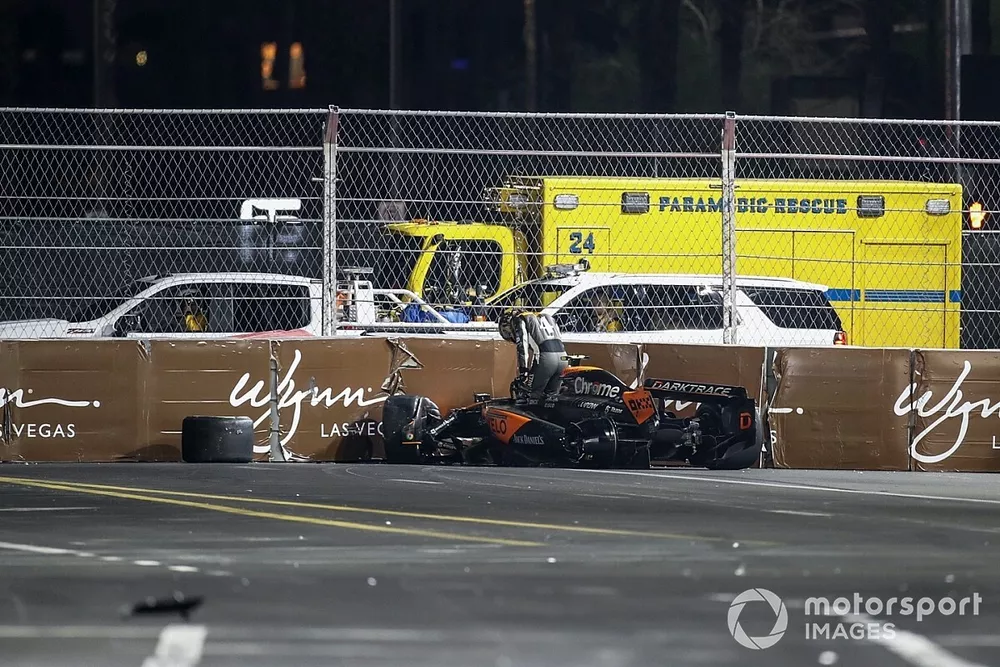 Lando Norris, McLaren MCL60, esce dalla sua auto dopo essere caduto dalla gara