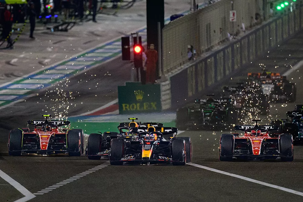 Start action, Max Verstappen, Red Bull Racing RB19 leads