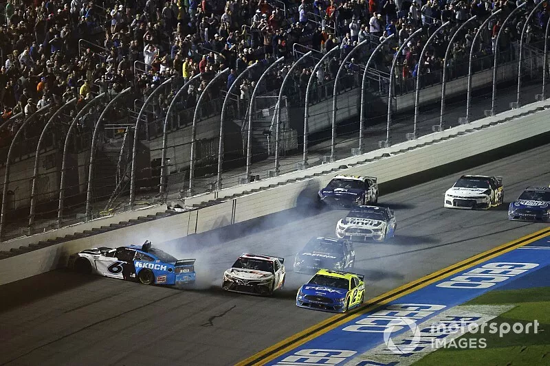 Last Lap.  Ryan Newman, Roush Fenway Racing, Ford Mustang Koch Industries, crash, Ryan Blaney, Team Penske, Ford Mustang Menards / Peak, Denny Hamlin, Joe Gibbs Racing, Toyota Camry FedEx Express