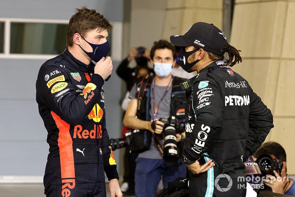 Max Verstappen, Red Bull Racing, 2ª posición, y Lewis Hamilton, Mercedes-AMG F1, 1ª posición, en Parc Ferme