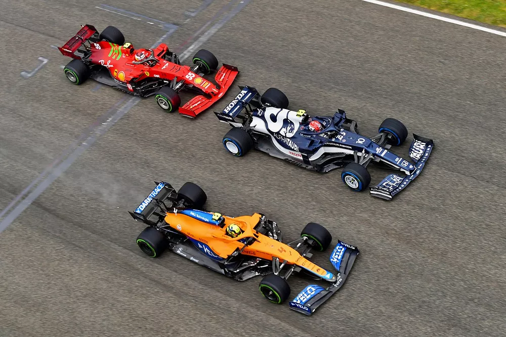 Pierre Gasly, AlphaTauri AT02, Lando Norris, McLaren MCL35M, e Carlos Sainz Jr., Ferrari SF21, alla partenza