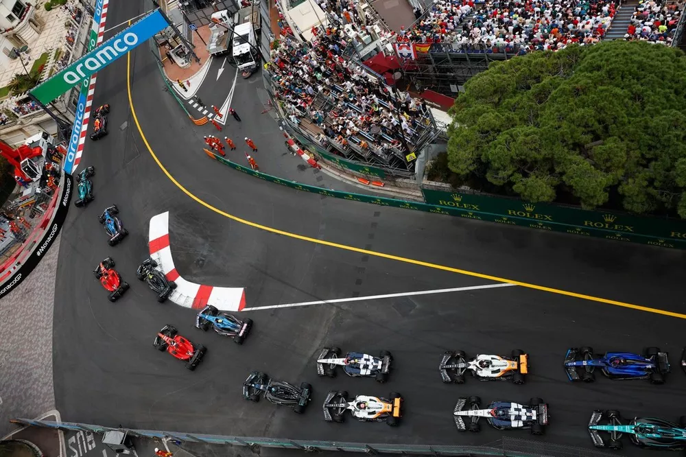 D&eacute;part : Max Verstappen, Red Bull Racing RB19, Fernando Alonso, Aston Martin AMR23, Esteban Ocon, Alpine A523, Carlos Sainz, Ferrari SF-23, Lewis Hamilton, Mercedes F1 W14