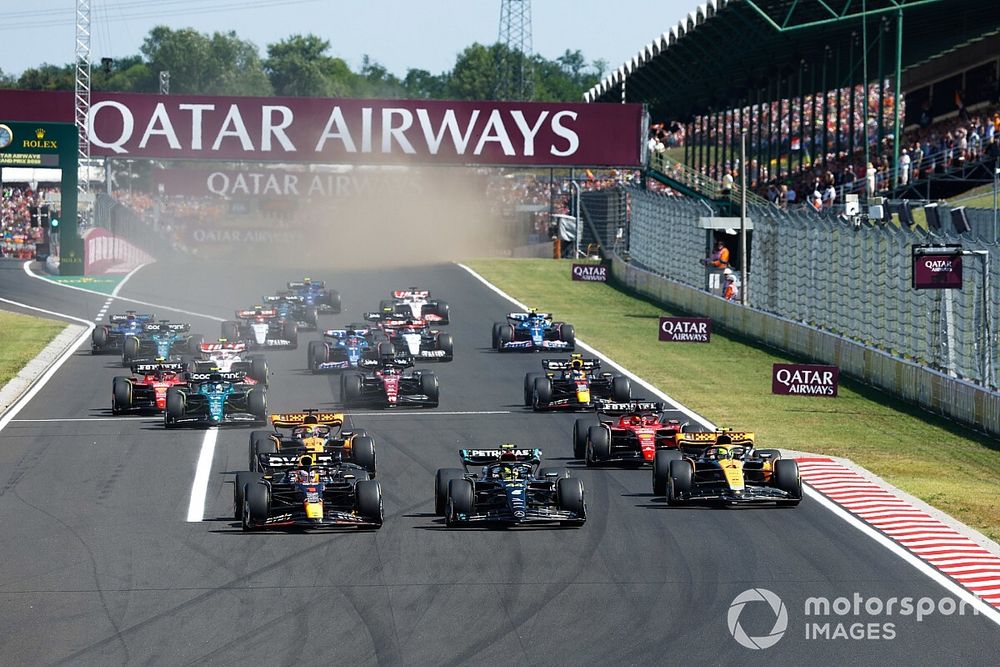 Max Verstappen, Red Bull Racing RB19, Lewis Hamilton, Mercedes F1 W14, Lando Norris, McLaren MCL60, Oscar Piastri, McLaren MCL60, Charles Leclerc, Ferrari SF-23, the rest of the field at the start