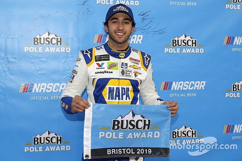 Ganador de la pole Chase Elliott, Hendrick Motorsports, Chevrolet Camaro Napa Auto Parts