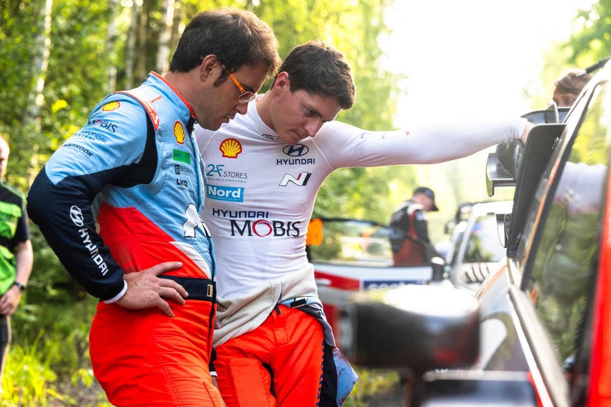 WRC | Rally Finlandia, PS15-16: Neuville e Fourmaux forano. Disastro per Hyundai