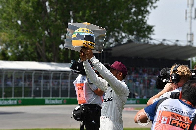 Ganador de la pole Lewis Hamilton, Mercedes AMG F1 celebra con el casco de Ayrton Senna
