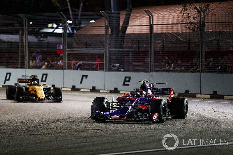 Renault'nun kaydettiği gelişim Sainz'ın 'yüzünü güldürüyor'