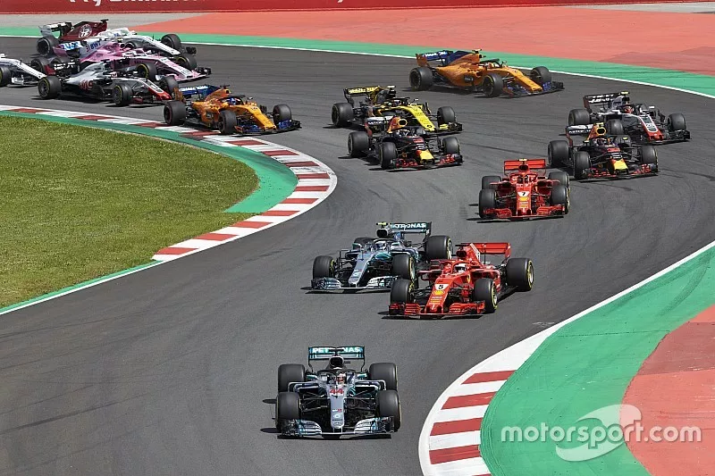 Lewis Hamilton, Mercedes AMG F1 W09, Sebastian Vettel, Ferrari SF71H, Valtteri Bottas, Mercedes AMG F1 W09, Kimi Raikkonen, Ferrari SF71H, Max Verstappen, Red Bull Racing RB14, Daniel Ricciardo, Red Bull Racing RB14, dans le premier tour