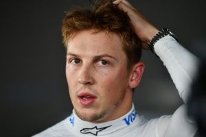 VIDEO: Lawson explica el susto de encontrarse con oficiales en la pista en carrera